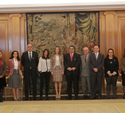 Fotografía de grupo de Doña Letizia con una representación de la nueva Junta Directiva de FEDER